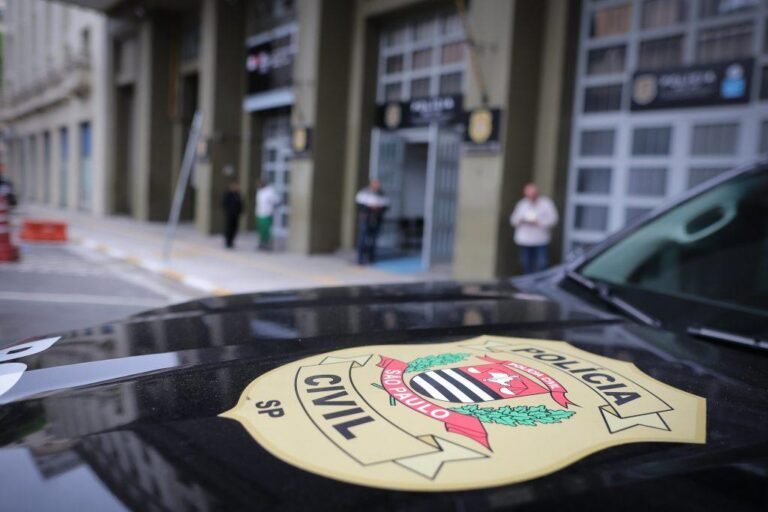 Operação prende chefe de investigadores, ex-policial e ex-estagiário do MP suspeitos de ligação com o PCC em São Paulo