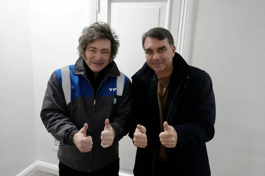Flávio Bolsonaro e Javier Milei se encontram na Argentina; presidente fala em “onda azul” para o Brasil