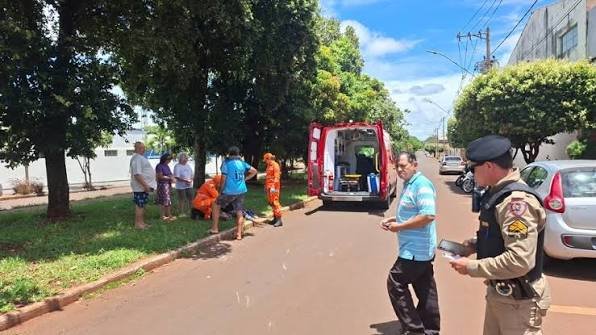 Colisão entre moto e carro deixa idosa ferida no bairro Progresso, em Ituiutaba