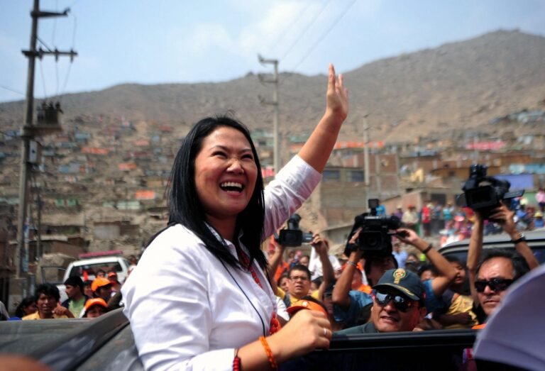 Apuração presidencial no Peru segue indefinida com Keiko Fujimori à frente por margem apertada