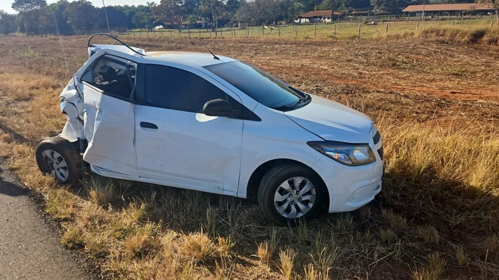 Estouro de pneu provoca acidente entre carro e ônibus na MGC-497, em Prata