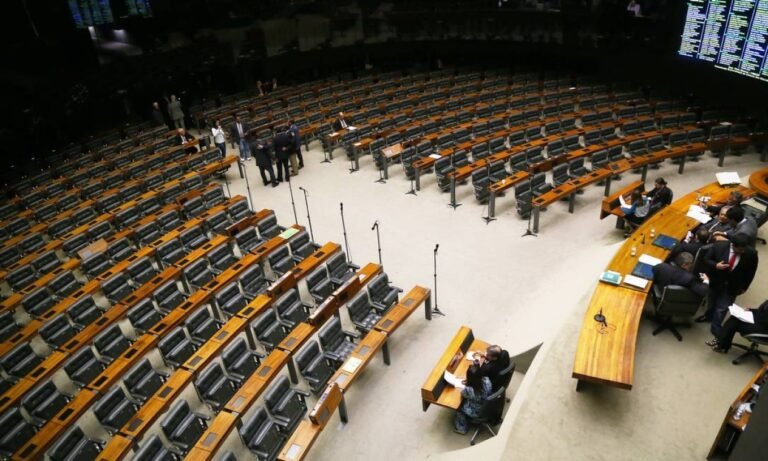 Pressão sobre Alcolumbre aumenta após nova votação da PEC 6×1 na Câmara