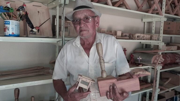 Artesão de 81 anos mantém ateliê de madeira em Santa Vitória