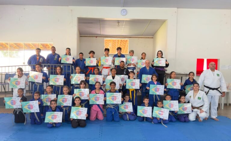 Projeto Caminho do Atleta gradua 35 alunos no judô em Santa Vitória