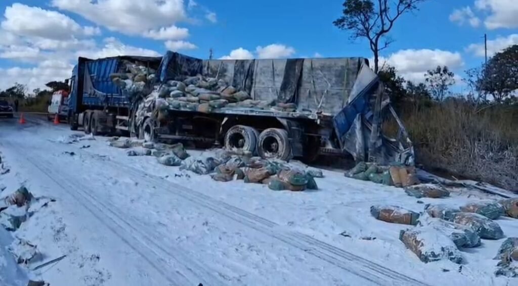 Motorista morre em acidente entre carretas na MGC-497, em Uberlândia