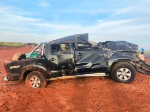 Capotamento na MGC-497 deixa ocupantes de caminhonete feridos em Iturama