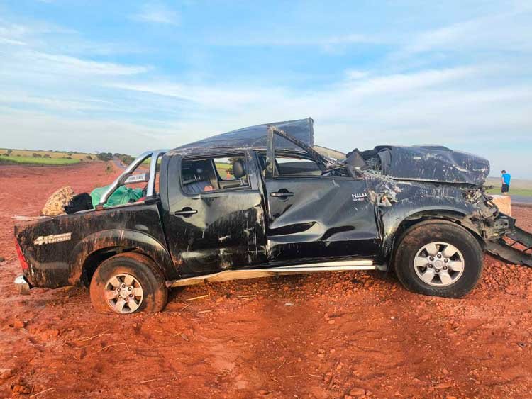 Capotamento na MGC-497 deixa ocupantes de caminhonete feridos em Iturama