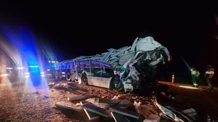 Motorista morre após colisão entre duas carretas na BR-050