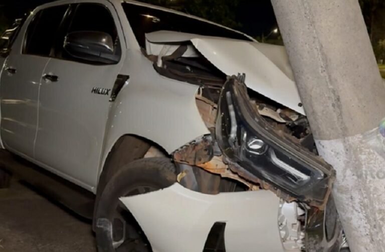 Perseguição termina com caminhonete recuperada e poste destruído em Uberlândia