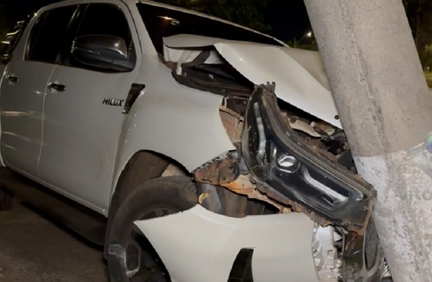 Perseguição termina com caminhonete recuperada e poste destruído em Uberlândia