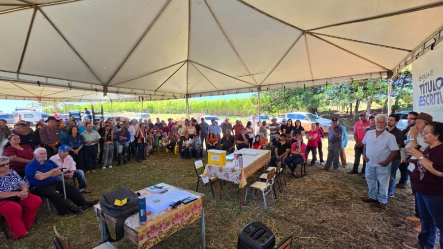 Famílias do P.A. Nova Rosada recebem títulos definitivos em Gurinhatã