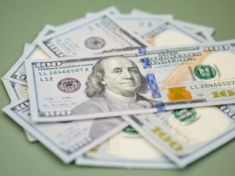 Dólar abre em alta com mercado atento a tarifas dos EUA e tensão no Irã