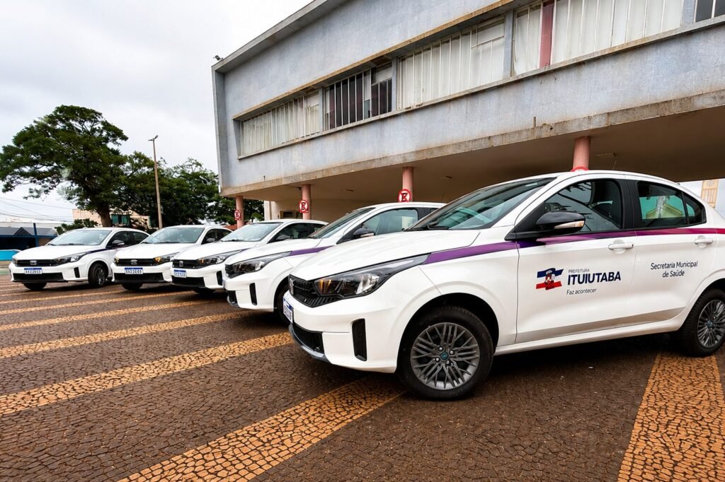 Prefeitura de Ituiutaba entrega cinco veículos novos para reforçar a frota da Saúde