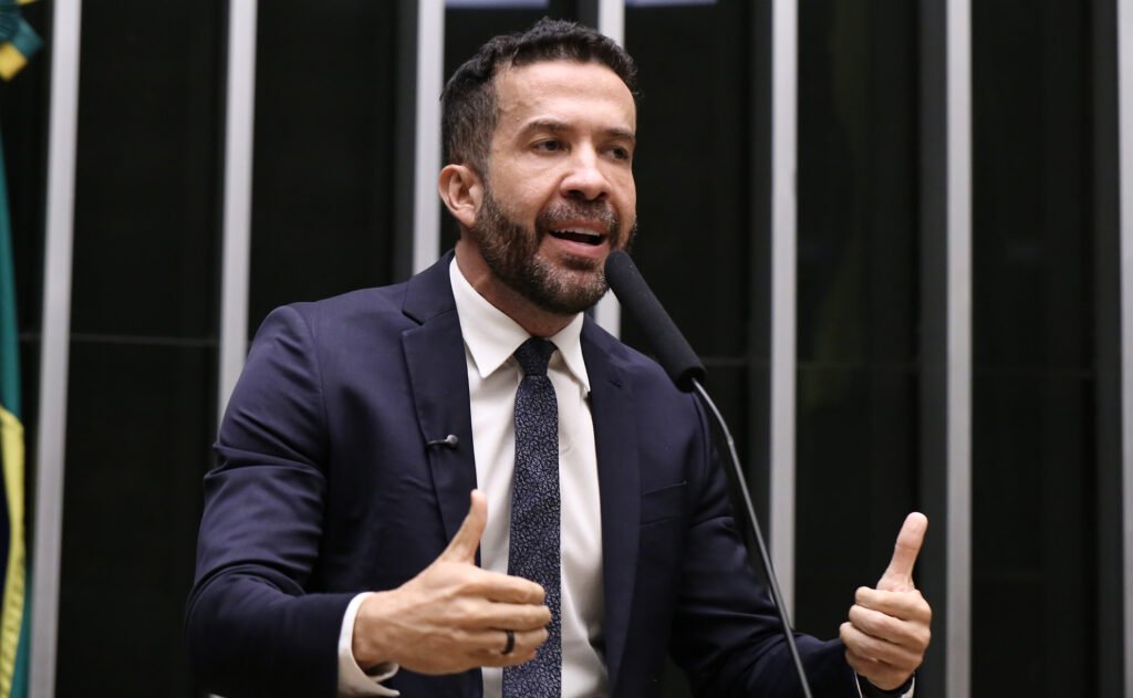 Janones é notificado pela Justiça por vídeo sobre Michelle Bolsonaro
