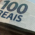 Dólar cai para R$ 5,07 e fecha no menor nível em um mês