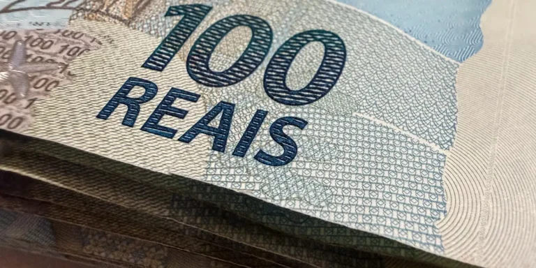 Dólar cai para R$ 5,07 e fecha no menor nível em um mês