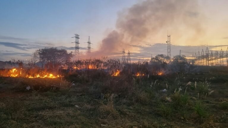 Brigadistas controlam incêndio perto de subestação em Santa Vitória