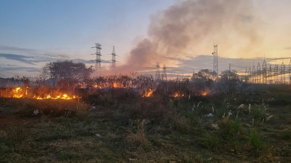 Brigadistas controlam incêndio perto de subestação em Santa Vitória