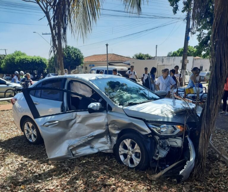 Samu socorre vítima após batida em cruzamento de Santa Vitória