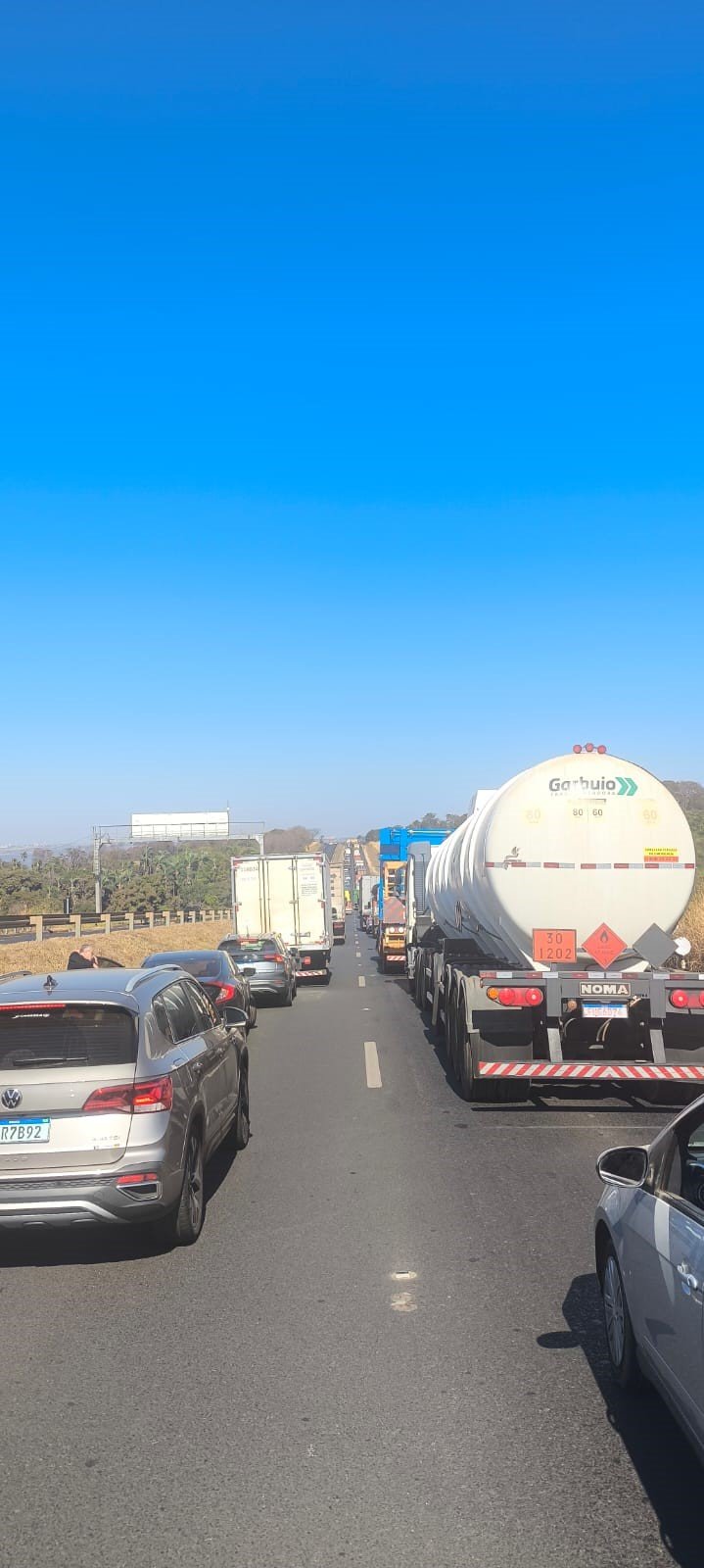 BR-050 é liberada após tombamento de caminhão com tomates