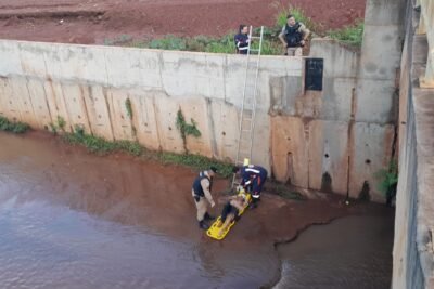 Homem é resgatado com hipotermia após cair no Córrego Santa Vitória