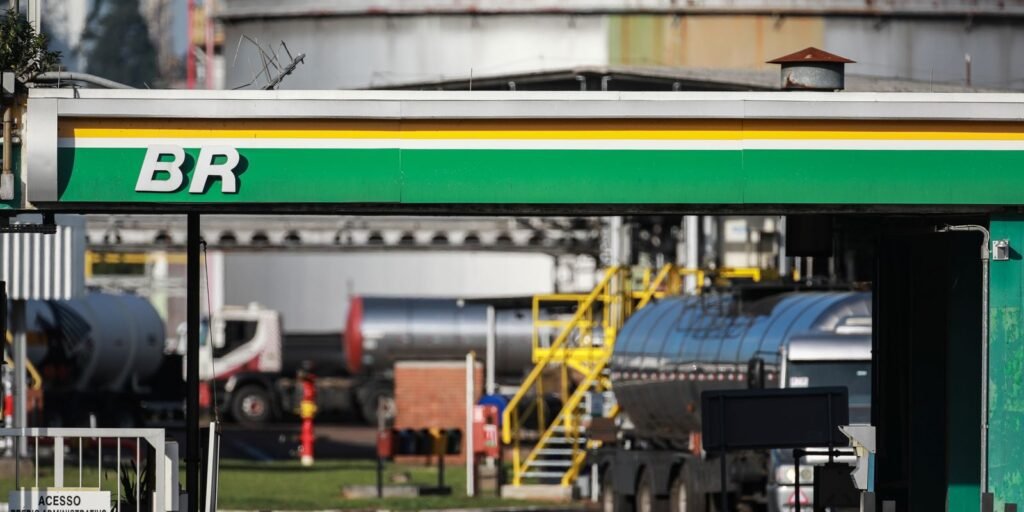 Petrobras anuncia alta do diesel, mas subsídio mantém preço final