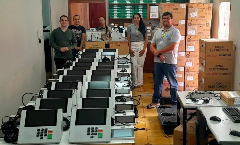 Justiça Eleitoral inicia carga e lacração das urnas em Santa Vitória