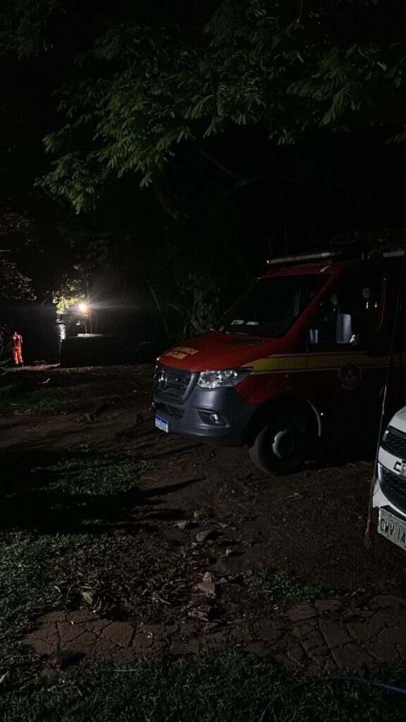 Bombeiros resgatam corpo após barco virar em Martinésia