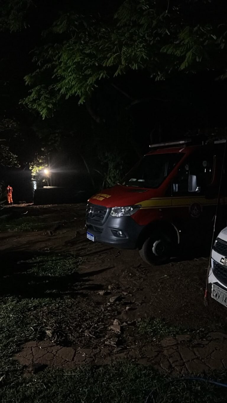 Bombeiros resgatam corpo após barco virar em Martinésia