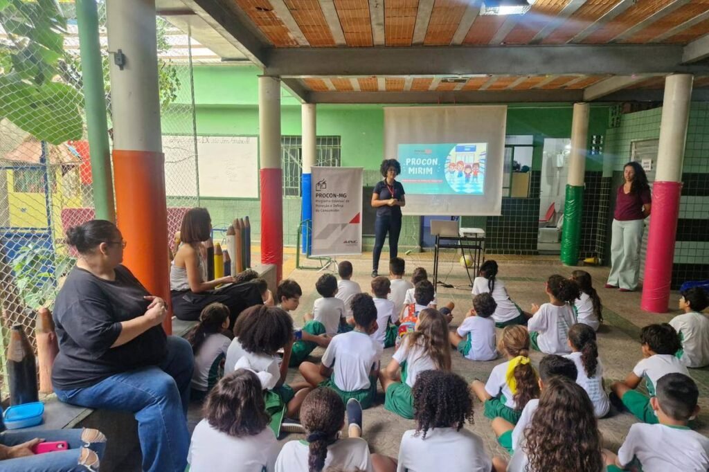 Procon Mirim leva educação para consumo a comércios de Uberlândia