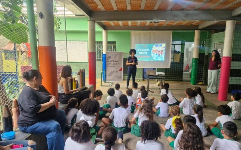Procon Mirim leva educação para consumo a comércios de Uberlândia
