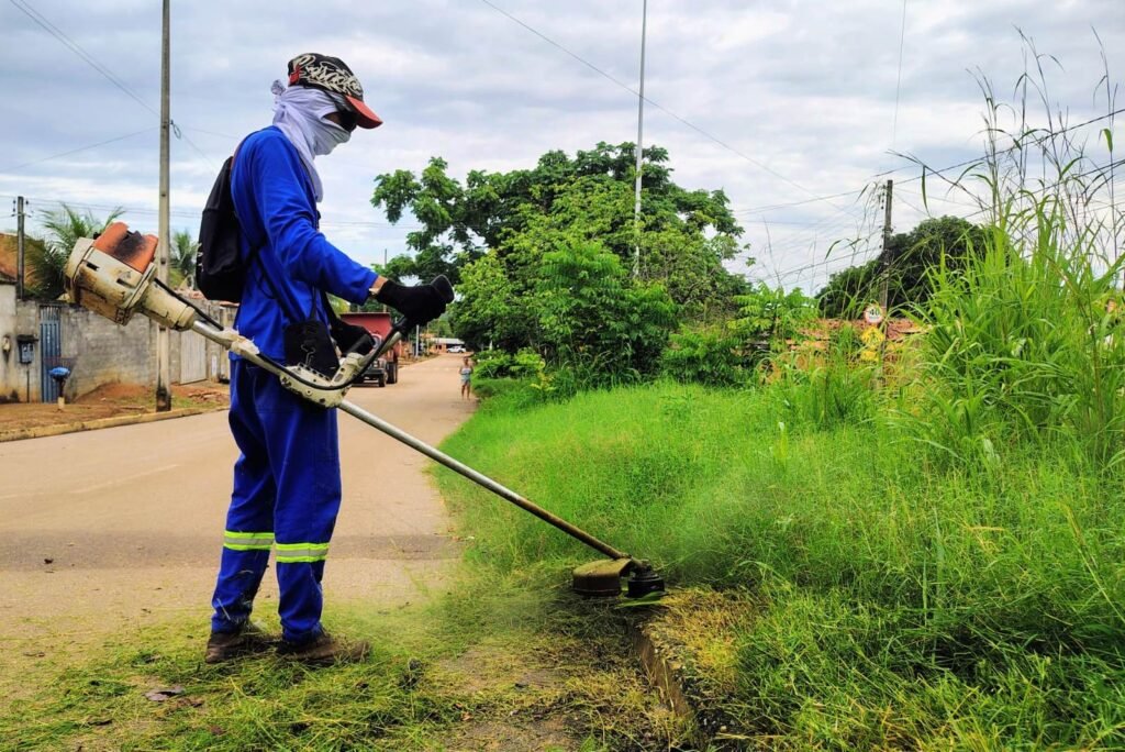 Cata-treco, capina e roçagem atendem bairros de Uberlândia