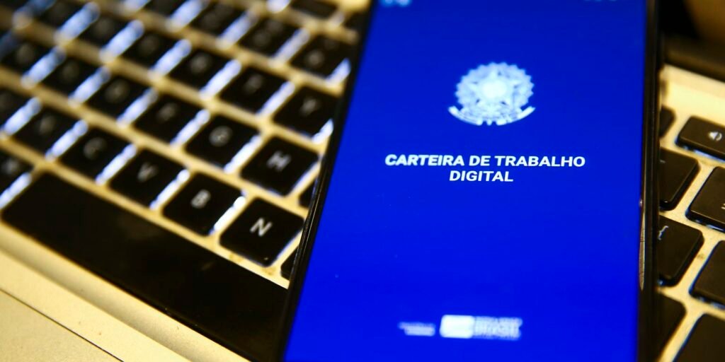 Desemprego cai para 5,3% e atinge menor taxa para agosto desde 2012