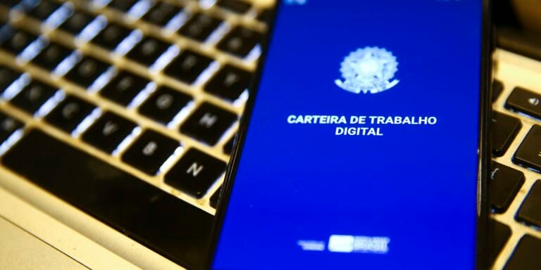 Desemprego cai para 5,3% e atinge menor taxa para agosto desde 2012