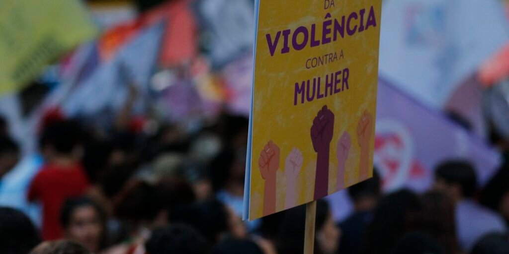 Plataformas devem informar canais de denúncia de violência contra mulher