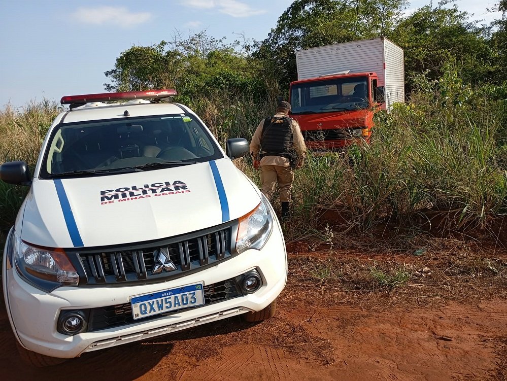 PM recupera caminhão com defensivos furtados em Capinópolis