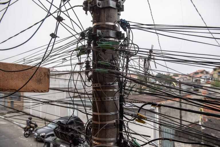 Uberlândia veta projeto sobre fiação aérea e anuncia nova proposta