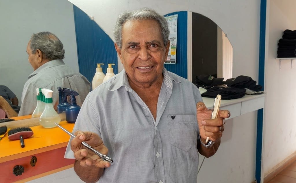 Aos 82 anos, barbeiro segue em atividade e vira símbolo de memória em Santa Vitória