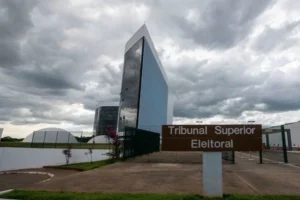 TSE volta a suspender canal administrado por Janones durante campanha