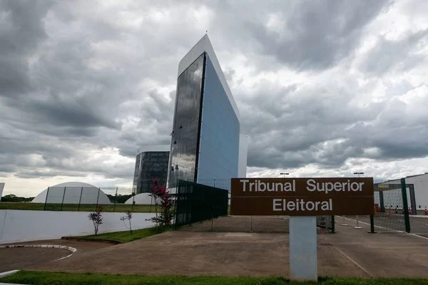 TSE volta a suspender canal administrado por Janones durante campanha