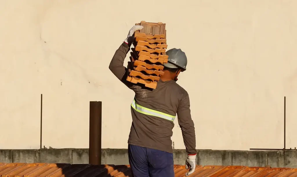 Construção lidera geração de empregos em Uberlândia, enquanto comércio perde vagas